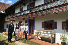 Bezirkstagspräsident Dr. Olaf Heinrich und Bezirksrätin Monika Maier